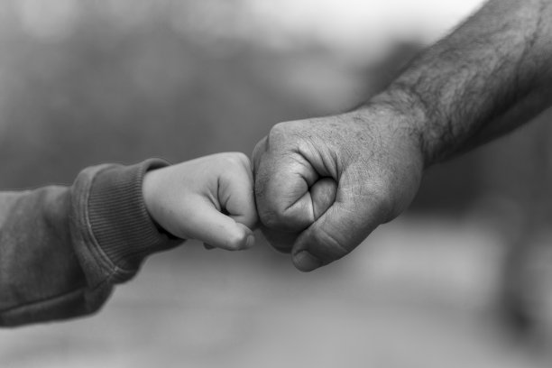 两拳相互碰撞，表示理解图片下载