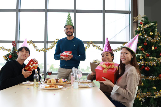 肖像快乐的年轻人和妇女与圣诞晚会和礼物的概念图片下载