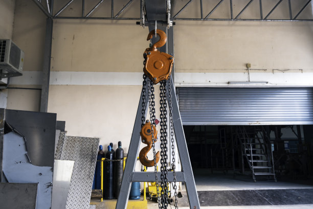 工厂中的施工起重机图片下载