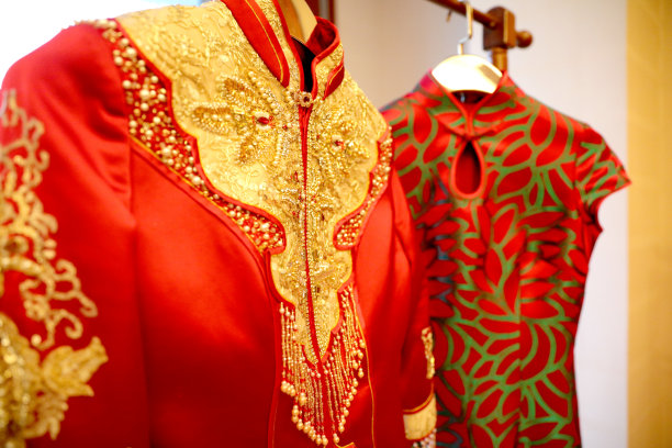 挂在衣架上的中式婚纱图片下载