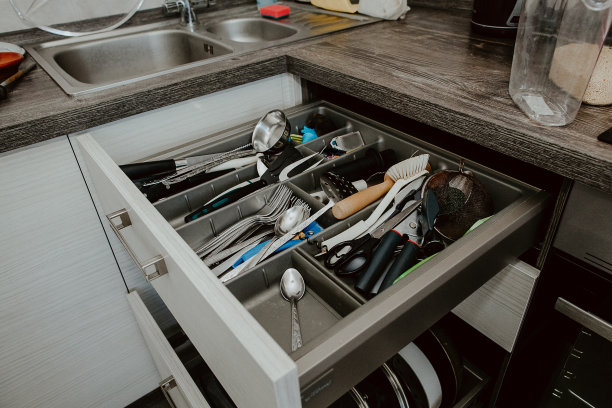 抽屉里的一套餐具。把刀、叉和勺子正确地放在抽屉里。在厨房里点菜。房子里秩序的概念。图片下载
