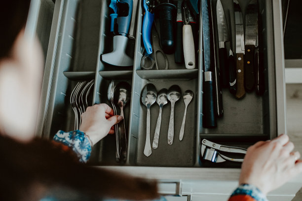 抽屉里的一套餐具。把刀、叉和勺子正确地放在抽屉里。在厨房里点菜。房子里秩序的概念。图片下载