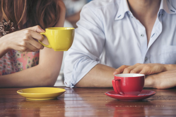 年轻的夫妇在咖啡馆聊天咖啡店快乐的约会夫妇沟通积极的关系，同时放松在咖啡馆喝咖啡和聊天。情人节概念。图片下载