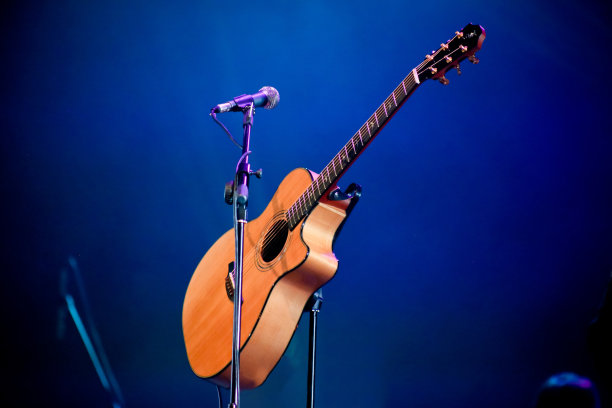 音乐厅舞台上的原声吉他，照片特写图片下载