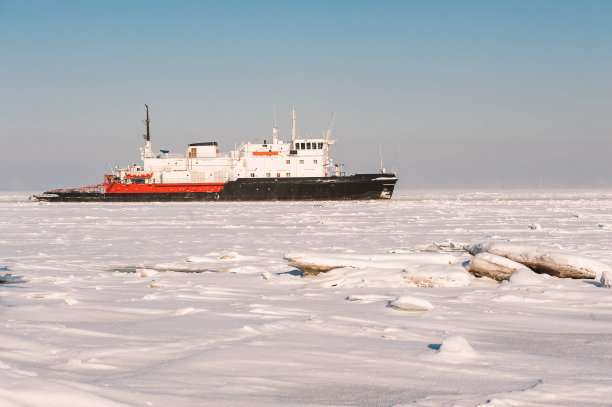 冬天的航运。海上航道上的大型货船图片下载