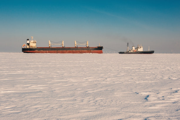冬天的航运。大货船在结冰的航道上图片下载