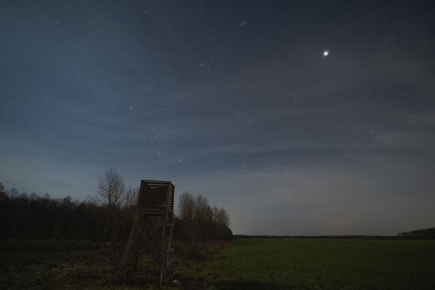 夜间野外狩猎观察塔，低光照片。图片下载