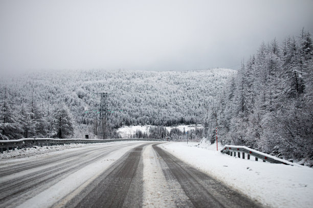 俄罗斯马加丹下雪时的冬季道路照片图片下载