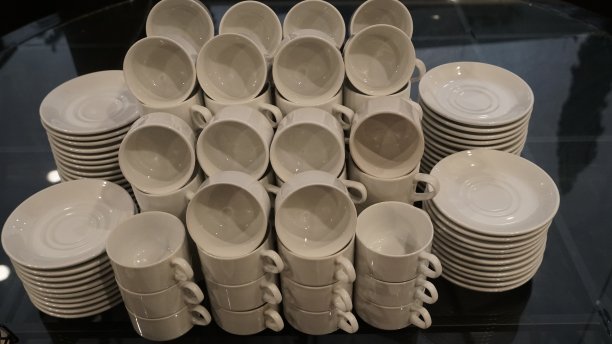 许多白色的空瓷咖啡杯凑在一起图片下载