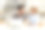 拿着笔记本电脑在家远程办公的人。父子坐在桌前图片下载