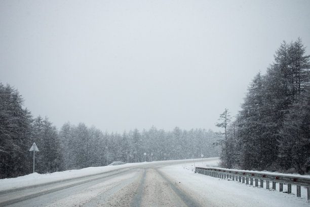 俄罗斯马加丹下雪时的冬季道路照片图片下载