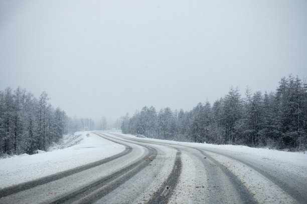 俄罗斯马加丹下雪时的冬季道路照片图片下载