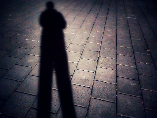 一个男人的影子站在黑暗中图片下载