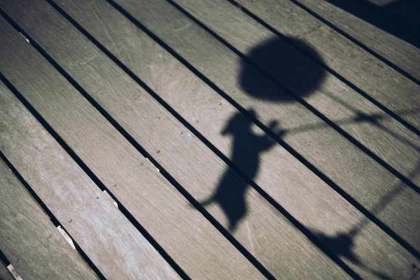 狗跑和狗剪影图片下载