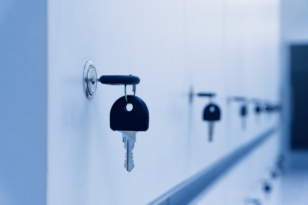 个人保险箱钥匙在办公室房间。图片下载