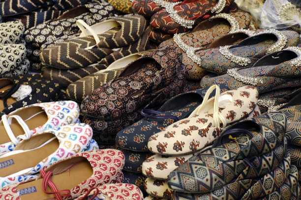 在印度市场出售的彩色手工凉鞋，手工皮拖鞋，传统鞋类。图片下载