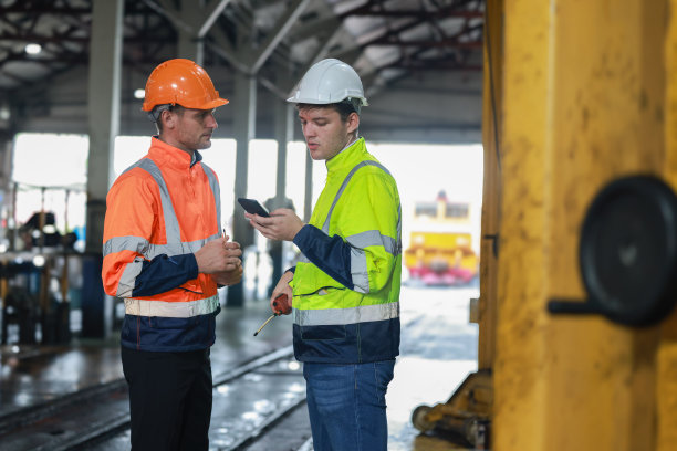 机车工程师在负责任的铁路减排平台上交易碳信用额图片下载