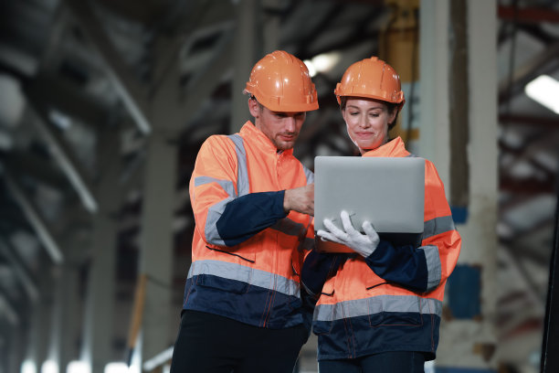 机车工程师在负责任的铁路减排平台上交易碳信用额图片下载
