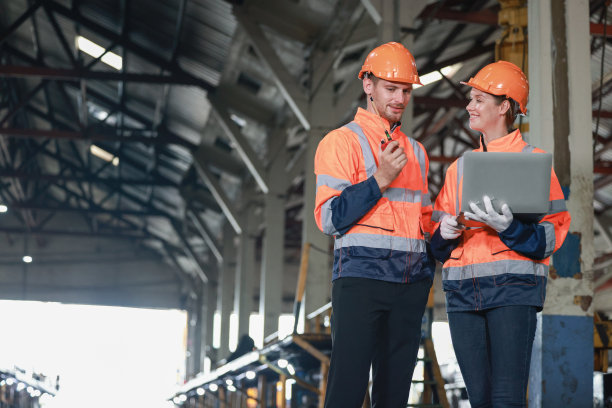 机车工程师在负责任的铁路减排平台上交易碳信用额图片下载