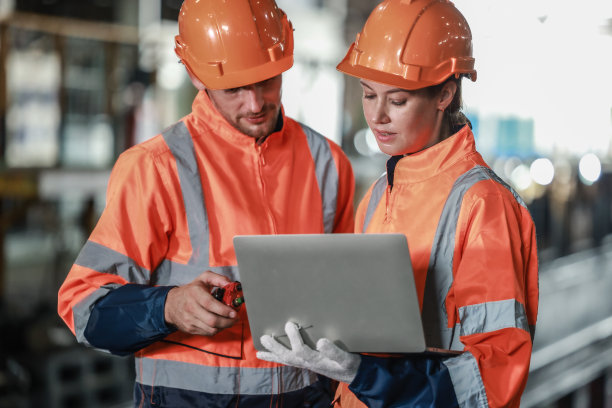 机车工程师在负责任的铁路减排平台上交易碳信用额图片下载