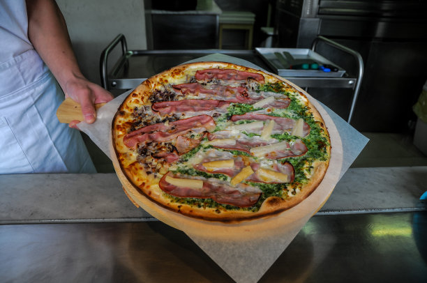 烤箱里的披萨，数码照片图片作为背景图片下载