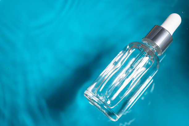 精华液在一瓶水中如一河般流动，滋润面部肌肤，保健美容化妆品图片下载