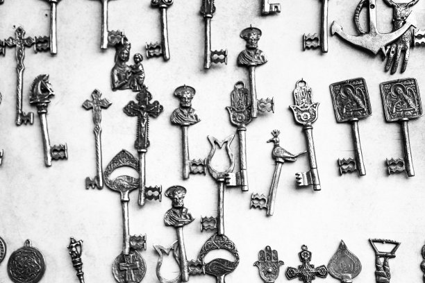 古董旧门锁与宗教图案桌面背景图片下载