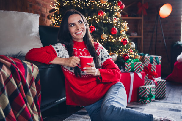 梦幻的照片可爱的可爱的坐在家里独自周末时间等待奇迹的新年之夜享受美味的传统蛋奶酒屋房间图片下载