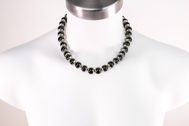 独特的美丽的项链上的女人一个白色的人体模型，复古珠宝的概念，宣传照片为网上珠宝店图片下载