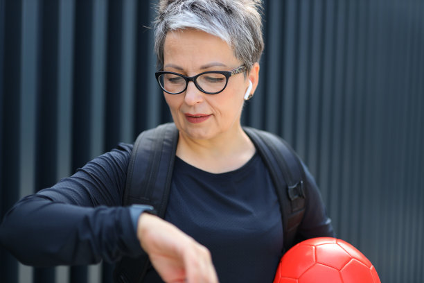 老年女运动员精通城市生活方式、美容和商业图片下载