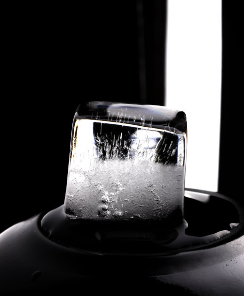 冰块在黑色背景上。低调的照片。图片下载