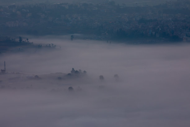 冬天的晨雾。图片下载