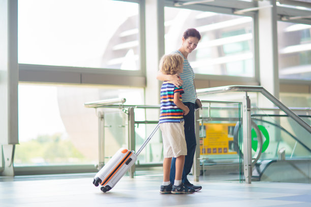 家人在机场。孩子们飞翔。带孩子旅行。图片下载