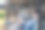 年轻男人坐在吊床上看书照片图片下载