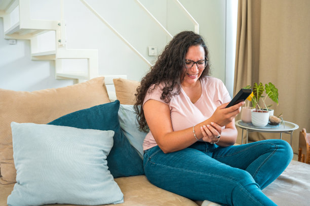一个女人感到关节不舒服的室内照片图片下载