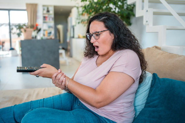 混血女子手臂不舒服的侧面照片图片下载