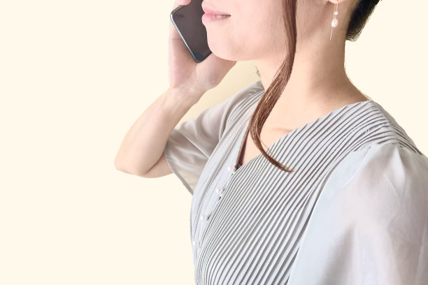 年轻女子用智能手机打电话图片下载