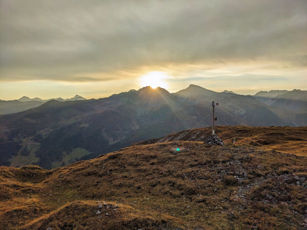 在达沃斯格拉里斯山顶上，可以看到Landwassertal山谷和达沃斯山村。阿尔卑斯山的日出。高质量照片图片下载