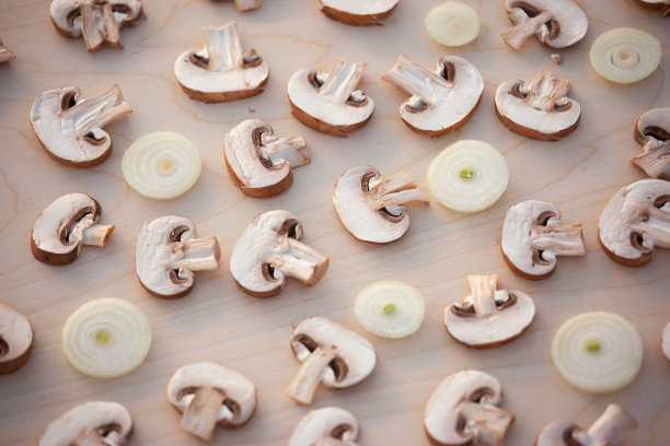 单柠檬上的光模糊的背景，侧面视图。一种黄色的柑橘水果用于出版物，海报，日历，帖子，屏幕保护程序，壁纸，封面，网站。高质量照片图片下载