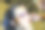年轻女子在镜子前为晚上的约会化妆(画睫毛)。关注她的倒影图片下载