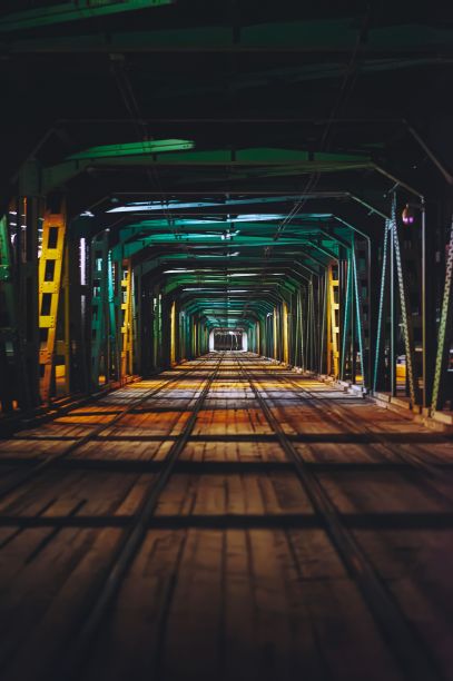夜间工业区的空隧道与路灯库存照片图片下载
