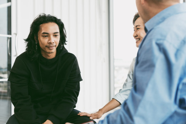 霹雳舞演员在演播室和他的父母谈话。图片下载