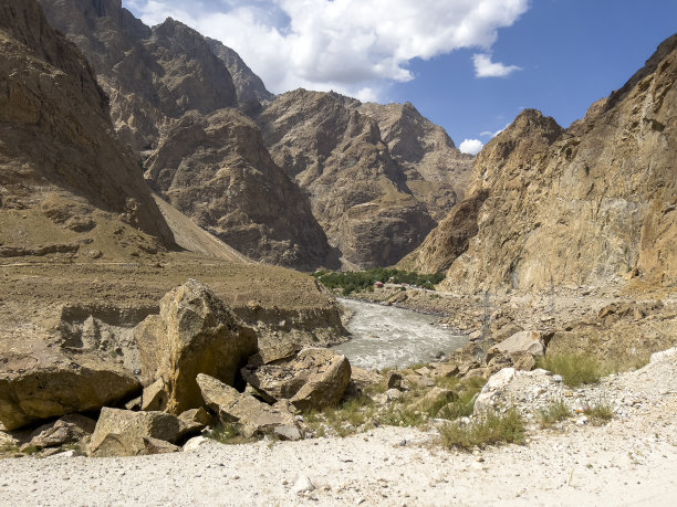 位于潘杰河畔的阿富汗山脉。图片下载