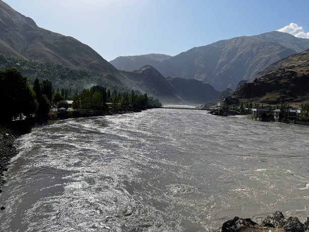 阿富汗和塔吉克斯坦之间的桥梁。图片下载