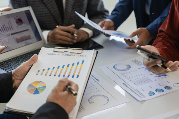 财务顾问和会计概念，在亚洲的业务咨询会议上分析和讨论财务报告的情况。特写照片图片下载