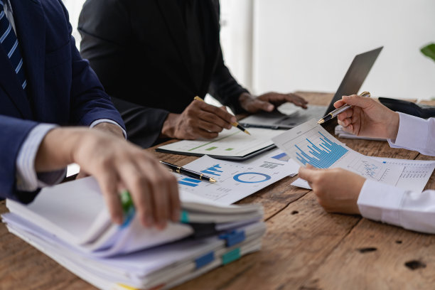 财务顾问和会计概念，在亚洲的业务咨询会议上分析和讨论财务报告的情况。特写照片图片下载