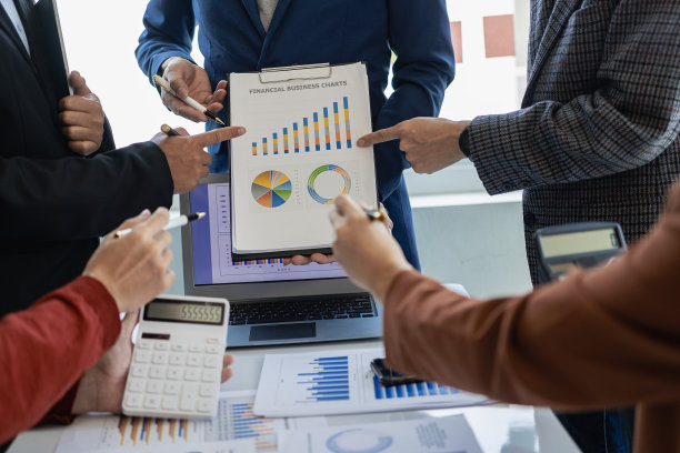 财务顾问和会计概念，在亚洲的业务咨询会议上分析和讨论财务报告的情况。特写照片图片下载