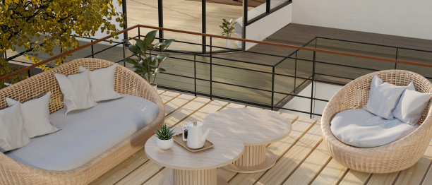 一个美丽、舒适的户外休息室，在一个大阳台上，有一张柳条沙发和一张柳条扶手椅。图片下载
