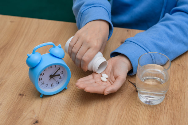 凌晨3点服用治疗睡眠障碍的药片图片下载