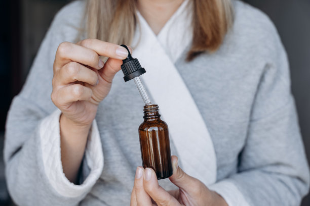 用移液管装上精华液或精油，供女士使用。精华矿物油面部护理。护肤美容产品图片下载